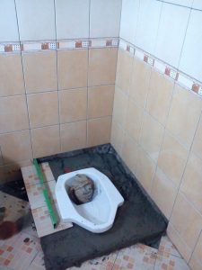 Memasang Keramik Closet