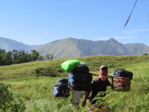 Fakta Tentang Porter Gunung Pahlawan Di Balik Layar Pendakian