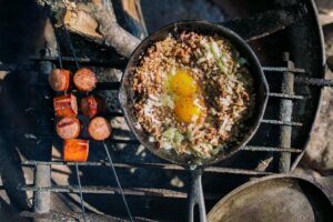 Pilihan Makanan Untuk Camping Yang Praktis Dan Lezat