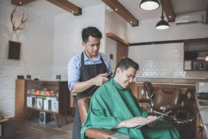 Profesi Barber Yang Memadukan Seni Dan Teknik Potong Rambut