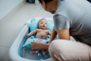 Cara Memandikan Bayi Baru Lahir Yang Wajib Anda Tahu