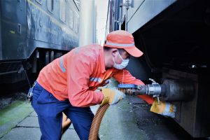 Peran Petugas Pembersih Limbah Toilet Kereta