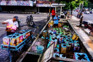 Pertahankan Gerobak Kayu Dan Blek Kaleng Ini Kisah Penjual Air Bersih Di Kota Semarang